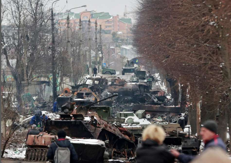 Улицу Бучи, где была колонна разбитой российской техники, отчистили: фото до и после