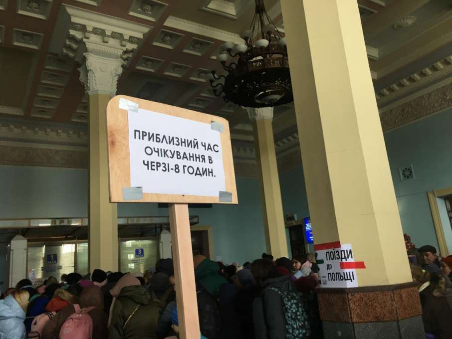 Дом-рукавичка: на Буковине семья приняла у себя более 200 переселенцев