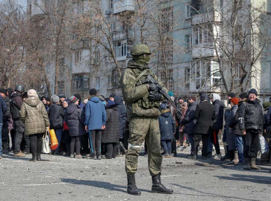 Оккупанты доставили из Мариуполя в фильтрационный лагерь более 500 человек для депортации