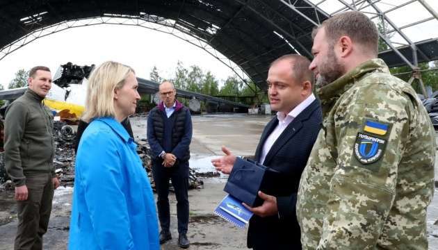 Посол США відвідала аеродром у Гостомелі