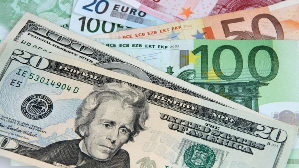 Розпродаж валюти. У квітні населення продало $315,2 млн, а купило — $77,4 млн